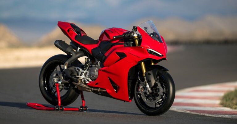 Ducati Unveils the Lightest Ever Panigale V2 and Streetfighter V2