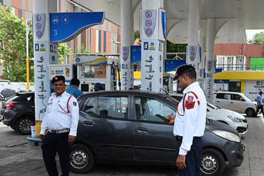 Delhi Halts Fuel Ban on Older Petrol and Diesel Vehicles