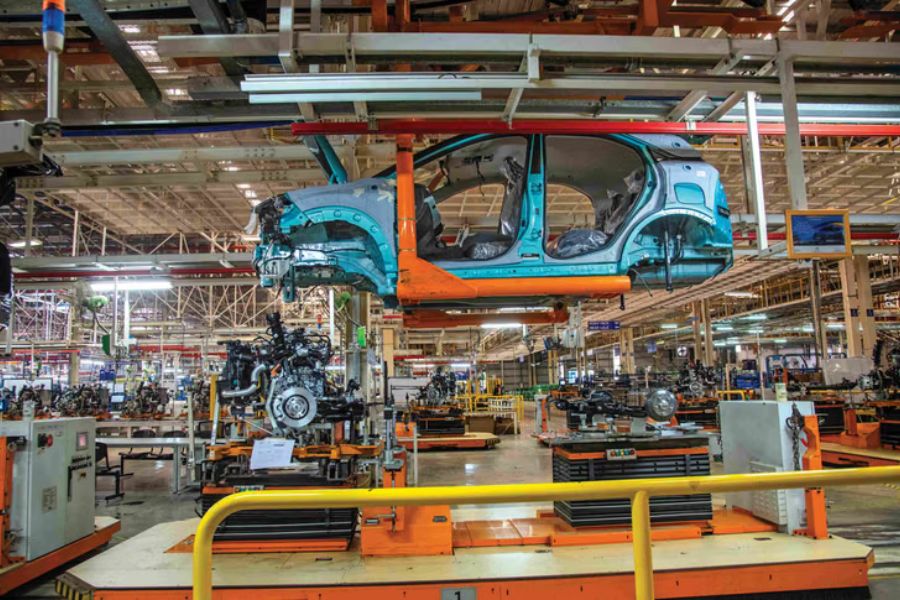 India Urges Automakers to Optimise Production Amid Fuel Supply Concerns